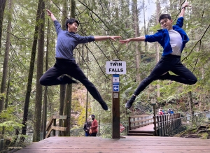Les danseurs William Li et Jisung Kim sautent sur l'occasion de visiter le pittoresque parc Lynn Canyon, à North Vancouver.