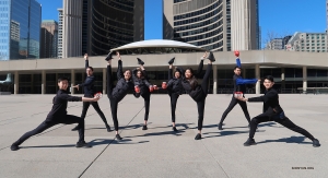 La première chose que nos danseurs canadiens ont fait en arrivant a été d'aller chercher quelques-uns de leurs mets et boissons favoris chez Timmies !