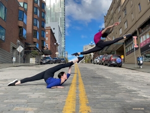 Entre deux spectacles à Seattle, nous avons littéralement sauté sur l'occasion de visiter Pike Place Market. Nous voici juste avant d'aller visiter toutes les boutiques et les kiosques !