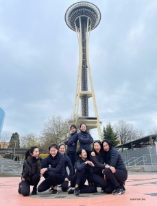 Vrienden die samen lachen, blijven samen - een vrolijke groep dansers poseert voor de iconische Space Needle in Seattle. 