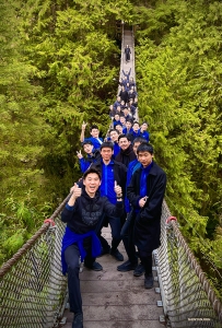 林恩峽谷吊橋隨著我們腳步而上下晃動—真是個驚心動魄的體驗!
