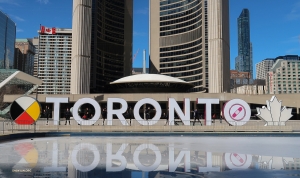 Eén van Toronto's meest herkenbare monumenten, het stadhuis, ligt op slechts een paar minuten lopen van ons theater. 