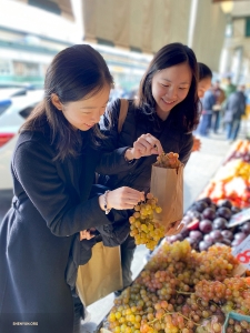 An einem freien Tag besuchten die Tänzerinnen den Granville Island Public Market, Vancouvers berühmtesten Ort, an dem man frische Produkte und einzigartige handgefertigte Waren kaufen kann.