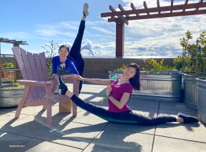 Danseressen Hannah Jao en Bella Fan stralen van vreugde na het ontdekken van een geheime daktuin op Pike Place Market in Seattle. 