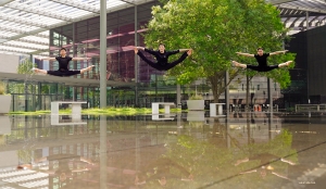 Les garçons prennent un moment de <em>réflexion</em> sur leur technique de saut. 