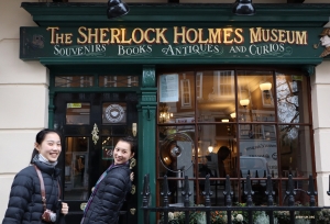 « Élémentaire, mon cher Watson. » Les danseuses Anna et Amy visitent un lieu iconique. 