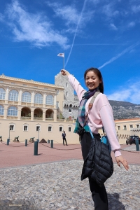 Die Tänzerin Nara nimmt eine lustige Pose vor dem Palast von Monaco ein. 