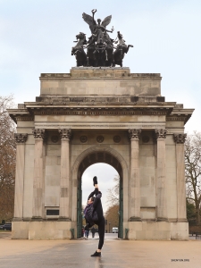 Penari Kathy berpose di depan Wellington Arch di London. Gerakan smashing?