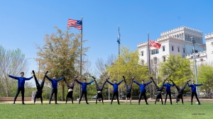 男舞蹈演員們在路易斯安那河流表演藝術中心劇院外享受陽光。