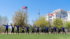 Ini adalah sejumlah pemuda yang sedang menikmati sinar matahari di luar River Center Theatre for Performing Arts di Louisiana.