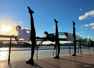 Танцоры Лайонел, Джо и Пиньцзюнь артистично созерцают гавань.
