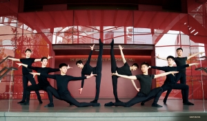 De mannelijke dansers van Shen Yun's North American Company sluiten hun dansles af met een pose in het Winspear Opera House in Dallas, Texas.
