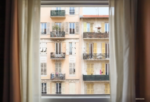 昔ながらのフランスが感じ取れるホテルの窓からの眺め。ニースで。