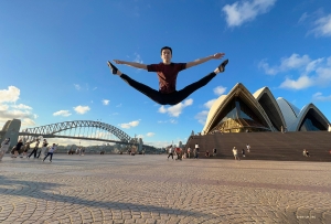 Nach 12 Shows in Sydney, Australien, machten wir einen Spaziergang am Hafen. Es stellte sich heraus, dass der Platz in der Nähe des Opernhauses der perfekte Ort ist, um ein paar Moves zu üben.