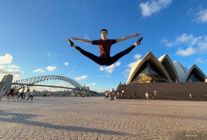 Efter 12 föreställningar i Sydney, Australien, tog vi en promenad i hamnen. Det visade sig att torget nära operahuset var en perfekt plats för att öva några rörelser.