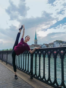 Setelah mengakhiri empat pertunjukan di Basel Swiss, berhenti di Zurich, penari utama Evangeline Zhu menikmati momen tenang menghadap Danau Zurich.