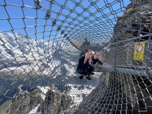 スリルウォークよりすごい？鉄骨ケーブル製のトンネル。這って進むので、景観が一層身近に。