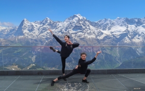 Zainspirowane wspaniałością Alp Szwajcarskich, tancerki Anna Huang i Karina Fu przyjmują taneczną pozę podczas pobytu na szczycie Schilthorn.