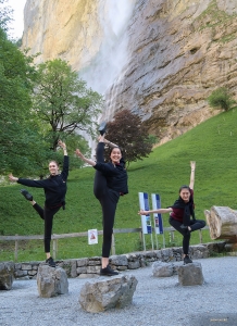 Doch bevor wir zum Gipfel zurückkehren, wollen wir noch einmal dorthin zurückkehren, wo wir gestartet sind – am Fuße der Alpen, vor den Wasserfällen des Lauterbrunnentals.