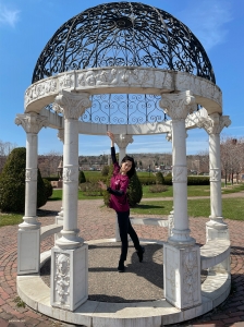 Piękny Leif Erikson Park jest jednym z najpopularniejszych parków w Duluth. Główna tancerka Linjie Huang pozuje pod korynckimi kolumnami.