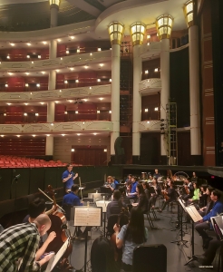 Sekilas melihat ke belakang layar sebelum pertunjukan dimulai di West Palm Beach, di Kravis Center for the Performing Arts.