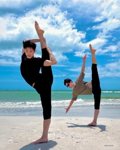 Solo un po' di stretching prima di andare a nuotare.