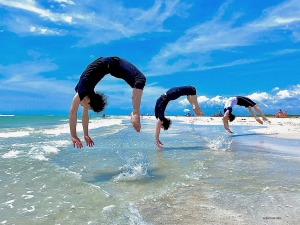 Wenn wir uns auf die Shows in Florida vorbereiten, ist ein entspannender Besuch am Strand ein Muss. Die Tänzer stürzen sich in die Brandung, fast wie Delphine, die über die Wellen springen. 