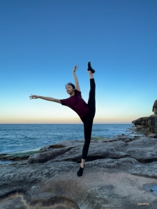 La danseuse Kexin Li tend sa pointe : une journée épique se profile à l'horizon.