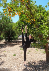 כשמדובר בקטיף פירות, גרייס הופכת את זה ליותר מסתם פעילות 