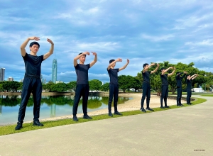 在黃金海岸劇院外，男舞蹈演員們正在煉功，這是他們在演出前放鬆身心、恢復體力的有效方法。還有什麼比這公園的環境更適合煉功呢？