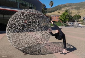 Nej, det är inte en konstig ny form av fotboll; det är dansaren Grace Rubachek som tar till sparkar på ett torg i San Luis Obispo.