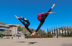 Connu sous le nom de saut <em>Zi jin guan</em> (littéralement « couronne d’or-violet »), il s'agit d'une technique essentielle pour les danseuses de danse classique chinoise. Retour aux États-Unis. San Luis Obispo, LA.