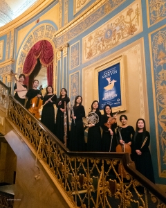 神韻北美藝術圖樂團的女士們在底特律歌劇院的門廳里合影。你知道嗎，每場神韻演出都是神韻管弦樂隊現場伴奏，它結合了東西方樂器的精華。