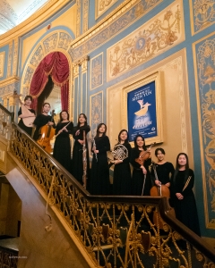 Les dames du Shen Yun’s North America Company Orchestra honorent de leur présence instrumentale le foyer de l'Opéra de Détroit. Saviez-vous que chaque représentation de Shen Yun est accompagnée d'un orchestre live, mêlant des instruments orientaux et occidentaux ?