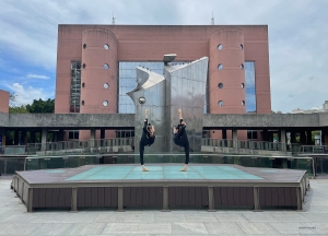 Penari Jessica Zhang dan Tara McDowell mencoba-coba tepukan air simetri di depan Pusat Kebudayaan Tainan.