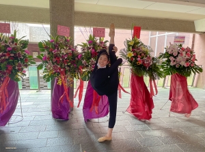 同時期、地球の裏側では、神韻国際芸術団が華やかに花束で迎えられた。「暖かい歓迎に感謝します」とジェシカ・ジャン。台湾・台南市で。