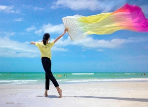 Penari Utama Elsie Shi menghadirkan percikan warna ekstra ke pantai-pantai cerah di Tampa Bay.