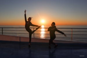 Les danseuses Nara Cho et May Zheng posent devant un décor splendide. 