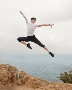 En mås eller en Shen Yun-dansare? Rätt svar. Dansaren Jesse Browde i Malibu, Kalifornien.