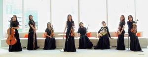 In Orlando, Florida, staan de dames van het Shen Yun North America Company Orchestra in het zachte licht van de lobby van het Dr. Phillips Center for the Performing Arts. 