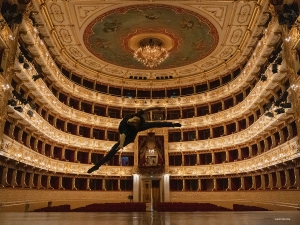 Dançarino Tony Zhao dando cambalhotas antes de uma apresentação no Teatro Regio em Parma.