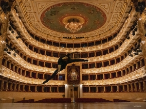 Танцор Тони Чжао отрабатывает прыжок с переворотом перед выступлением в Teatro Regio в Парме.