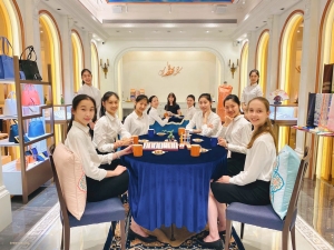 Teestunde in Taiwan! Unsere Damen genießen Drinks und Leckereien im neuen Geschäft von Shen Yun Collections.