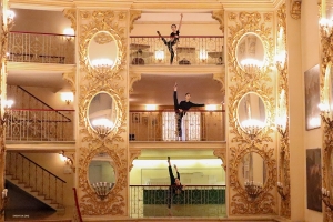 Inspirées par la scène du balcon de Roméo et Juliette, les danseuses Jessica Si, Alice Zhu et Anna Wang vibrent comme des Juliette(s) à Vérone, la ville natale des amoureux.