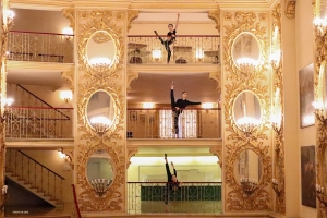 A Verona, la città natale degli innamorati,
ispirandosi alla scena del balcone di Romeo e Giulietta, le ballerine Jessica Si, Alice Zhu e Anna Wang scatenano la loro Giulietta interiore.