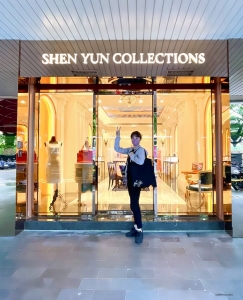 Ondertussen heeft Shen Yun International Company Taiwan bereikt en brengt een bezoek aan de allereerste winkel van Shen Yun Collections in Taipei. Sopraan Rachael Bastick nodigt u uit om langs te komen als u de kans krijgt.