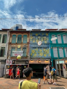 O baixista TK Kuo chega ao bairro histórico de Chinatown de Cingapura.