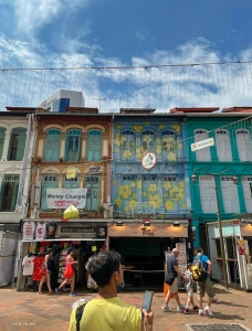 Le bassiste TK Kuo arrive dans le quartier historique de Chinatown à Singapour.