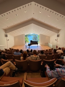 Para uma noite artística, Tiffany desfrutou de um concerto de piano na casa do século XIX do compositor norueguês Edvard Hagerup Grieg.