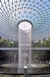 Di Bandara Changi Singapura, bassis TK Kuo berkesempatan mengunjungi Rain Vortex—air terjun dalam ruangan tertinggi di dunia.